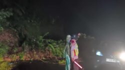 Polisi Cek TKP Tanah Longsor di Jalan Garut–Pameungpeuk
