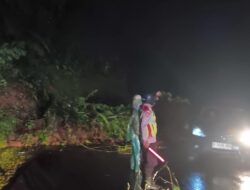 Polisi Cek TKP Tanah Longsor di Jalan Garut–Pameungpeuk