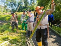 Respons Cepat Bencana, Polri dan Warga Dirikan Jembatan Darurat di Garut. 