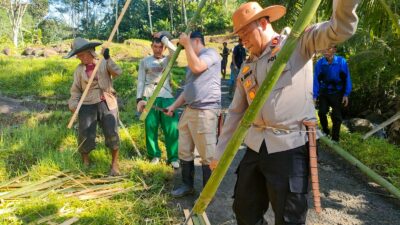 Respons Cepat Bencana, Polri dan Warga Dirikan Jembatan Darurat di Garut. 