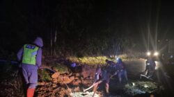 Empat Titik Longsor Tutup Jalur Banjarwangi–Singajaya, Polisi dan Tim Gabungan Gerak Cepat. 