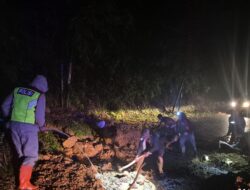 Empat Titik Longsor Tutup Jalur Banjarwangi–Singajaya, Polisi dan Tim Gabungan Gerak Cepat. 