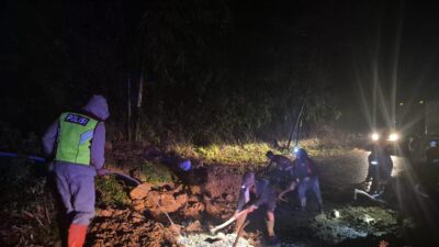 Empat Titik Longsor Tutup Jalur Banjarwangi–Singajaya, Polisi dan Tim Gabungan Gerak Cepat. 