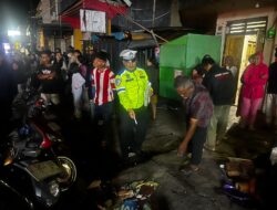 Unit Gakum Sat Lantas Polres Garut Tangani Laka Mobil Tabrak Warung Nasi Goreng 