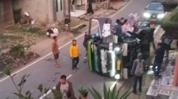 Mobil Elf Terguling di Pasirlangu Pakenjeng Viral di Media Sosial 