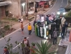 Mobil Elf Terguling di Pasirlangu Pakenjeng Viral di Media Sosial 