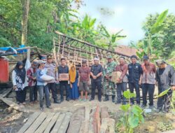 Rumah Panggung Roboh di Cibalong, Polsek Cibalong Gerak Cepat Lakukan Pengecekan dan Salurkan Bantuan Sembako