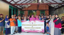 Polwan dan Bhayangkari Satbrimob Polda Kaltim Salurkan Bantuan Sosial untuk Warga Kampung Bungas