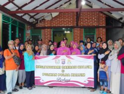 Polwan dan Bhayangkari Satbrimob Polda Kaltim Salurkan Bantuan Sosial untuk Warga Kampung Bungas