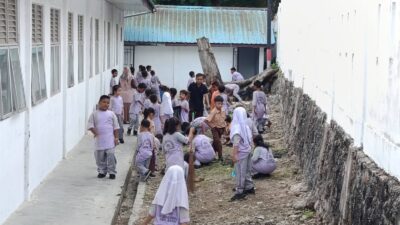 Semangat GEMA Batam Asri, SDN 003 Belakang Padang Gelar Gotong Royong Bersihkan Lingkungan Sekolah