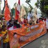 Pengamanan Berlangsung Humanis, Massa Partai Buruh Beri Bunga Ke Petugas