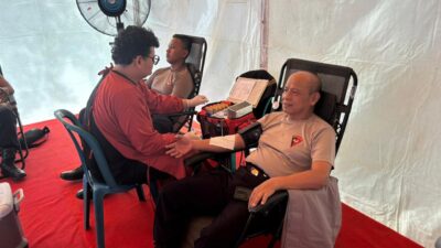 Sambut May Day, Satbrimob Polda Kaltim Gelar Aksi Donor Darah di Pantai Seraya