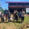 Wujudkan Lingkungan Asri, Bhabinkamtibmas Gelar Kerja Bakti di Kawasan KDKMP Desa Sinarjaya 