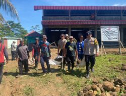 Wujudkan Lingkungan Asri, Bhabinkamtibmas Gelar Kerja Bakti di Kawasan KDKMP Desa Sinarjaya 