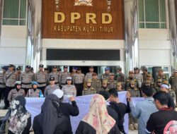 Aksi Guru Honorer di Hardiknas Berjalan Kondusif, Polres Kutim Hadir Beri Pelayanan Maksimal