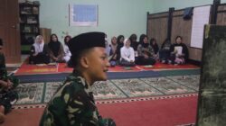 Sela Istirahat Malam, Personel TMMD ke-128 Garut Ajarkan Mengaji di Masjid
