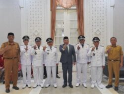Bupati Garut Lantik 5 Kepala Desa PAW, Tekankan Amanah dan Tata Kelola Keuangan Transparan
