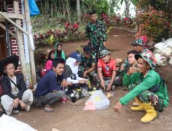 Kebersamaan Satgas TMMD dan Warga Nikmati Rujak di Waktu Istirahat