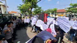 Massa Kawal Sidang Pembunuhan Satu Keluarga Di Indramayu Serta Situasi Persidangan Yang Emosional