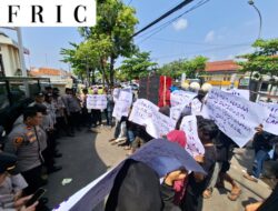 Massa Kawal Sidang Pembunuhan Satu Keluarga Di Indramayu Serta Situasi Persidangan Yang Emosional
