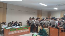 Situasi di ruang sidang kasus Pembunuhan satu keluarga di Indramayu dengan terdakwa Ririn Rifanto dan Priyo Bagus Setiawan Sangat mencekam.