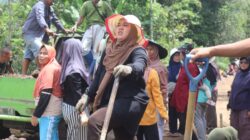 Peran Perempuan Milenial: Ibu Mia Sofiani Semangat Bantu Pembangunan Jalan di Garut