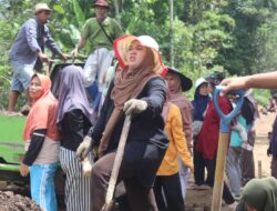 Peran Perempuan Milenial: Ibu Mia Sofiani Semangat Bantu Pembangunan Jalan di Garut