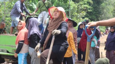 Peran Perempuan Milenial: Ibu Mia Sofiani Semangat Bantu Pembangunan Jalan di Garut