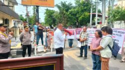 Massa Aksi Keluarga Korban Penganiayaan Brutal Meminta Polrestabes Medan Secepatnya Menyerahkan Tersangka dan Barang Bukti ke Kejaksaan