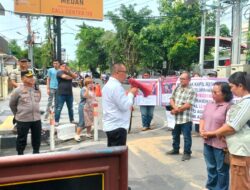 Massa Aksi Keluarga Korban Penganiayaan Brutal Meminta Polrestabes Medan Secepatnya Menyerahkan Tersangka dan Barang Bukti ke Kejaksaan