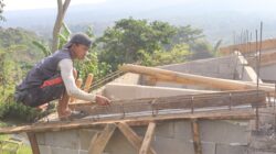 Hilman (23 Tahun), Warga Desa Mekarmulya, Aktif Bantu Pembangunan Rutilahu dalam Giat TMMD ke-128 Kodim 0611/Garut