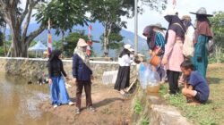 Neng Rahmawati (44 Tahun), Motivator Ibu-ibu Kampung Cidahu, Aktif Berperan Dukung Pembangunan dalam Giat TMMD ke-128 Kodim 0611/Garut