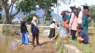 Neng Rahmawati (44 Tahun), Motivator Ibu-ibu Kampung Cidahu, Aktif Berperan Dukung Pembangunan dalam Giat TMMD ke-128 Kodim 0611/Garut