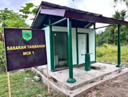 5 Unit MCK Warga Kampung Tanah Rubuh Rampung Dicat, Kepala Kampung Herman Dowansiba Terharu