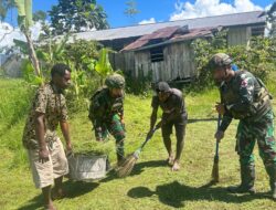 Tercipta Lingkungan Bersih dan Sehat, Satgas Yonif 521/DY Bersama Warga Gotong Royong di Kantor Distrik Apalapsili