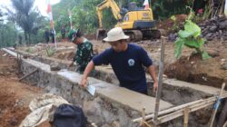 Kepala Dusun Cibangkerong, Asep Wawan (45 Tahun), Pimpin Langsung Pembangunan Drainase dalam Giat TMMD ke-128 Kodim 0611/Garut