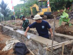 Kepala Dusun Cibangkerong, Asep Wawan (45 Tahun), Pimpin Langsung Pembangunan Drainase dalam Giat TMMD ke-128 Kodim 0611/Garut