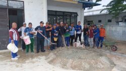 Kegiatan gotong royong Penyemenan lantai kiri dan kanan gedung nasional 