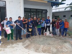 Kegiatan gotong royong Penyemenan lantai kiri dan kanan gedung nasional 