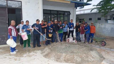 Kegiatan gotong royong Penyemenan lantai kiri dan kanan gedung nasional 