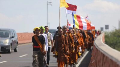 Misi Damai 58 Biksu: Jalan Kaki dari Bali ke Borobudur, Singgah di Sidoarjo
