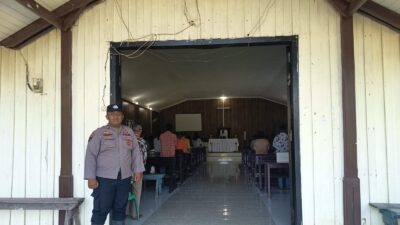Polsek Muara Bengkal Kawal Ibadah Minggu di Gereja Oikumene Batu Timbau