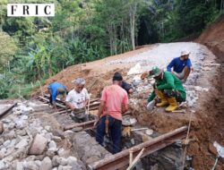 Wujudkan Lingkungan Tertata, Masyarakat Desa Mekarmulya Bangun Drainase Secara Swadaya di Jalan Penghubung Kp. Cidahu – Kp. Cibangkerong