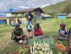 Pendampingan Mendukung Program BGN, Satgas Yonif 521/DY Turut Hadir Bantu Mendongkrak Perekonomian Warga di Distrik Walesi