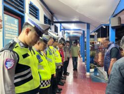 Hujan Tak Halangi Pengabdian, Personel Polres Kutim Tetap Maksimal Layani Masyarakat