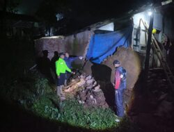 Polisi dan Forkopimcam Banjarwangi Gerak Cepat Cek Rumah Roboh Akibat Hujan Deras di Tanjungjaya