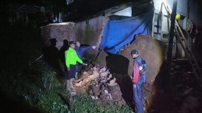 Polisi dan Forkopimcam Banjarwangi Gerak Cepat Cek Rumah Roboh Akibat Hujan Deras di Tanjungjaya