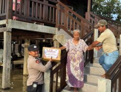 Polsek Muara Wahau Salurkan 40 Paket Bansos untuk Warga Terdampak Banjir di Desa Jak Luay