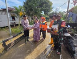 Polsek Muara Wahau Salurkan Bantuan Logistik untuk Warga Desa Nehas Liah Bing Terdampak Banjir