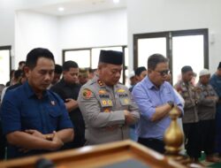 Kapolda Kaltim Sholat Jumat Bersama Warga di Masjid Al Amin Polres Kutim